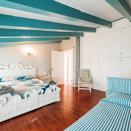 Grand Beachfront Italian Βίλα *